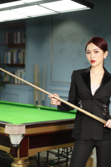 老爷含着春桃的乳