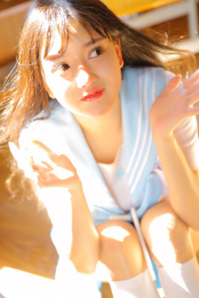 女人洗澡沐浴露全身